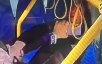 Minibüste kadınlar saç saça baş başa kavga etti görüntüler güvenlik kamerasında