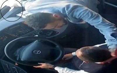 Eli bıçaklı yolcu şoförü rehin alıp otobüsü kaçırdı! Dehşet dolu anlar kamerada