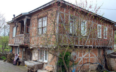 Kocaeli'deki 80 yıllık köy evleri yıllara meydan okuyor