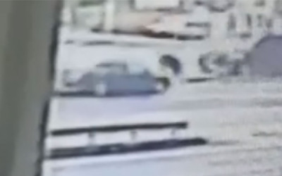 Otomobil çarptığı kadını metrelerce uzağa savurdu! O anlar kameraya yansıdı