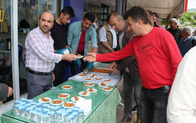 Amasya’da EYT'li berber ilk maaşıyla halka baklava dağıttı