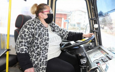 Söke'de kadın minibüs şoförleri yollara renk kattı