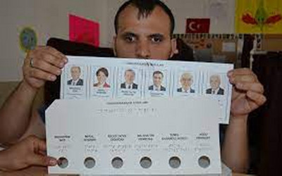 Görme engelliler oylarını oluşturulan şablonlar aracılığıyla kullandı