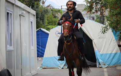 Hatay'da Cüneyt Arkın hayranı bir vatandaş oy kullanmaya atla geldi