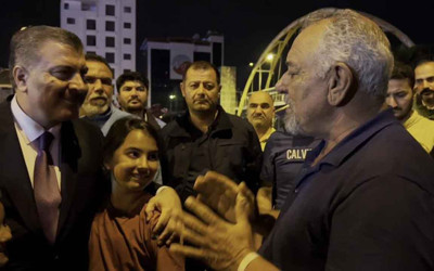 Bakan Koca'dan çadır kente gece ziyareti! Depremzede ile samimi diyalog: "Bakanım artık uyuyun siz bize lazımsınız"