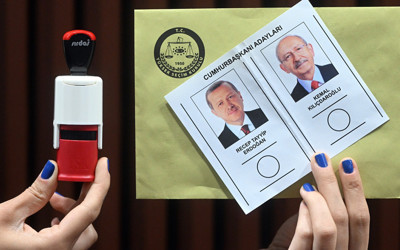 CHP Çınarcık eski İlçe Başkanı sandığa iki zarf attı! O sandıkta oy yakılacak