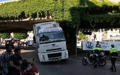 Adana'da kamyon yüklü çekici köprüye sıkıştı