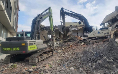 Kahramanmaraş Nurhak’ta ağır hasarlı binaların yıkımı devam ediyor