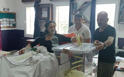Bodrum'da bir hasta sedyede oksijen tüpüne bağlı oyunu kullandı