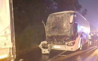 Sakarya'da AK Partili seçmenleri taşıyan otobüsün tıra çarpması sonucu 22 kişi yaralandı