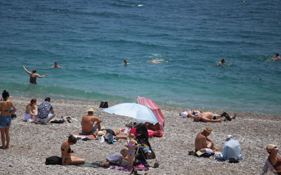 Antalya'da fırsatını bulan kendini denize attı!