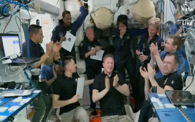 Suudi astronotların da bulunduğu uzay mekiği Ax-2, dünyaya döndü