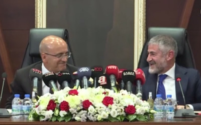 Nureddin Nebati görevi devrederken derin bir 'oh' çekti!
