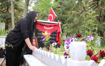 Cesedi yakılarak kuyuya atılmıştı! Oğlunun mezarı başında ağıtlar yakan anne yürekleri dağladı