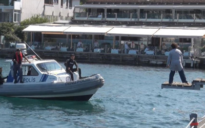 İstanbul Boğazı’nda bir garip intihar girişimi: Saatlerce güneşin altında bekledi, iskeleden denize atlamak istedi!