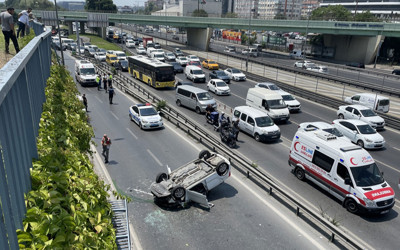 Otomobiliyle 5 metre yükseklikten yan yola düştü!