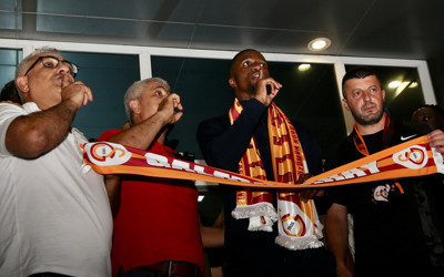 Galatasaray'ın yeni transferi Wilfried Zaha İstanbul'a geldi! Taraftarlara üçlü çektirdi...