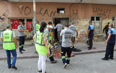 Mersin'de çöp ev vakası! Kötü kokular ekipleri harekete geçirdi: Tam 10 ton çıkarıldı!
