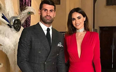 Zeynep Sever, göğüs dekoltesindeki detay üzerinden eşi Volkan Demirel'e gönderme yaptı