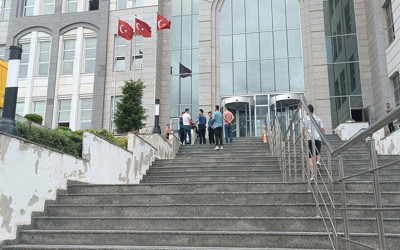 Adliyenin önünde kolonya döküp kendini yaktı! Görenler dehşete düştü