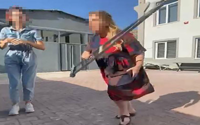 Kayseri'de hacze giden yaralı avukata hakaretler edip kendi koltuk değnekleri ile darp etti!