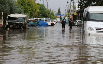 İzmir'de kuvvetli sağanak nedeniyle bazı iş yerlerini su bastı