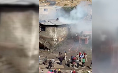 Ağrı'da köy evi cayır cayır yandı! Küle dönen ev kullanılamaz hale geldi