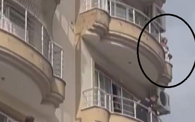 Annesini 5. katın balkonundan atmaya çalıştı! Dehşet anları kamerada....