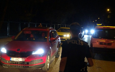 Denetimden kaçmak isteyen alkollü sürücü faciaya sebep oldu! Lüks otomobiliyle başka bir araca çarptı