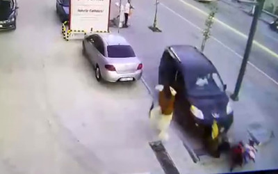 Hafif ticari araç kadınlara ve bebek arabasına çarptı, havaya uçurdu! O anlar kameralara yansıdı
