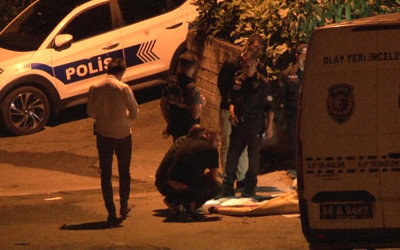 İstanbul'da kan donduran olay! Sokak ortasında halıya sarılı ceset bulundu