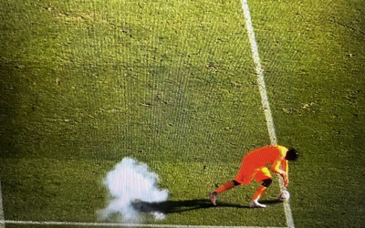 Taraftarın havai fişek attığı kaleci bilincini kaybetti