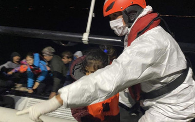 Yunan unsurlarınca ölüme terk edilen 35 kaçak göçmen kurtarıldı