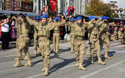  Cumhuriyet Bayramı'nda komandoların zeybek oyunu hayran bıraktı