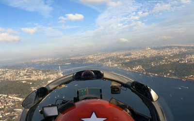 Türk yıldızlarının İstanbul Boğazı'ndaki 100. yıla özel gösterisi kokpitten böyle görüntülendi