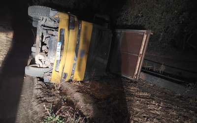 Adıyaman'da demir yüklü kamyon devrildi, 2 yaralı