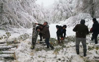 Bolu'da karda mahsur kalan vatandaşların imdadına ormancılar yetişti