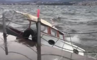 Kocaeli'de şiddetli fırtına sebebiyle deniz taştı, 7 balıkçı teknesi battı