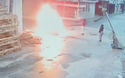Çaldığı koltuğu ateşe verip demirlerini çalan kadın kameraya yakalandı