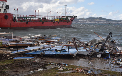 İzmir'de Aliağa'da bir balıkçı teknesi fırtına sebebiyle parçalandı