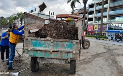 Marmaris'te fırtınanın ardından sahil boyu temizlik başladı