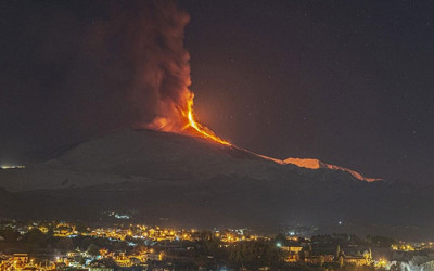 Etna Yanardağı yine lav ve kül püskürttü