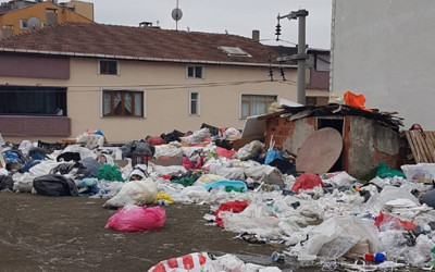 Çöp ev operasyonu yapıldı, 3 kamyon çöp çıkarıldı