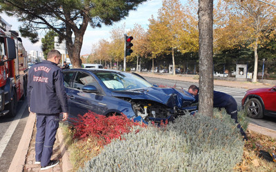 Kayseri'de ağaca çarpan otomobilde maddi hasar oluştu