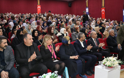 72 yaşındaki Besna Say, okur-yazarlık sertifikasını başkan oğlunun elinden aldı