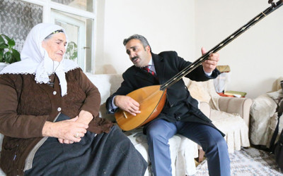 Muhtar adayı halk ozanı türkü söyleyerek oy istiyor