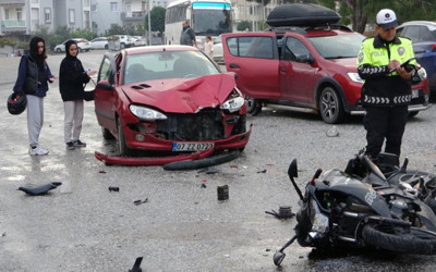 Otomobil ve motosiklet çarpıştı, sürücüler ehliyetsiz çıktı!
