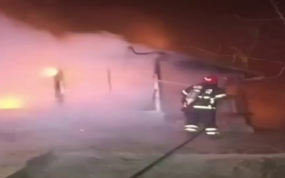 Sakarya'da ahşap ev alev alev yandı