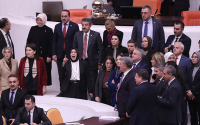 Meclis'te gerginlik! Özlem Zengin AK Partili vekillere Genel Kurulu terk ettirdi!