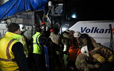 İstanbul Eyüp'te yolcu otobüsü ile TIR çarpıştı! Ortalık savaş alanına döndü